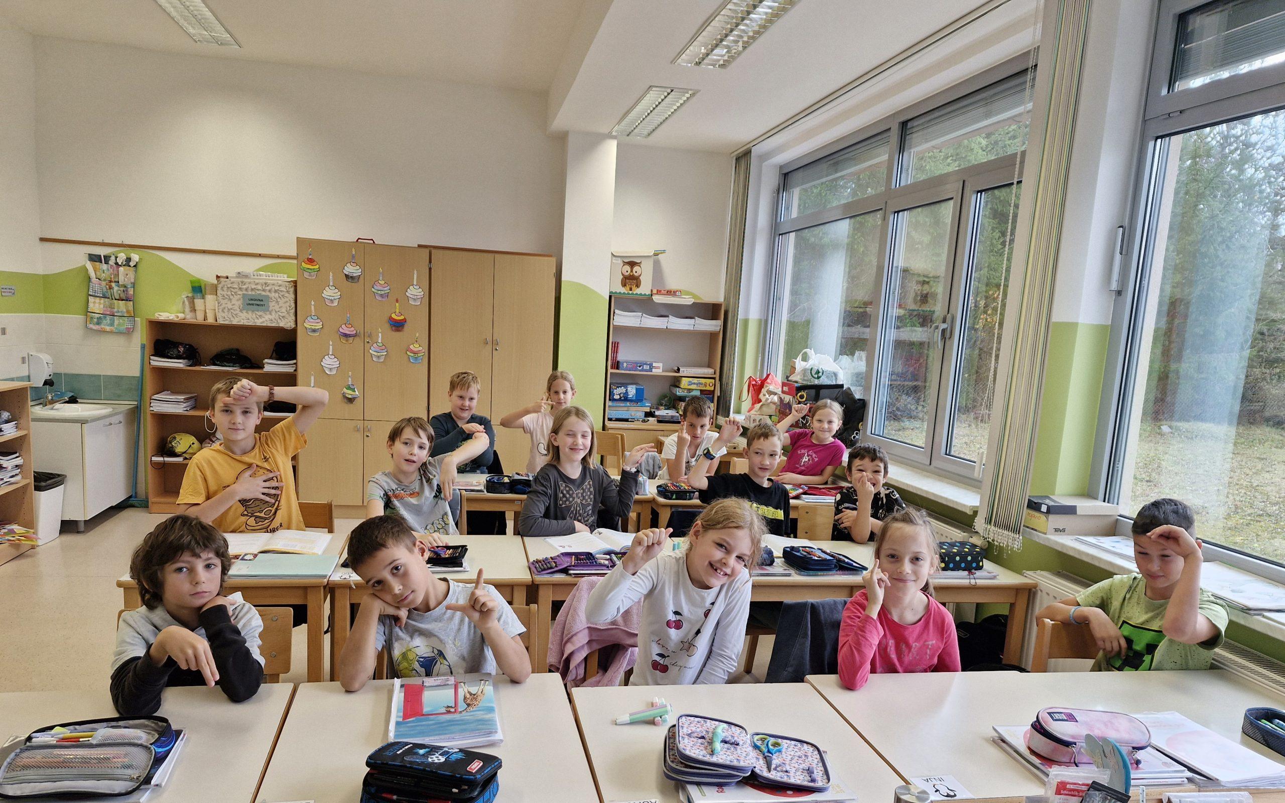 Učenci pri učenju kretenj znakovnega jezika