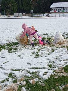 Otroci OPB na snegu.