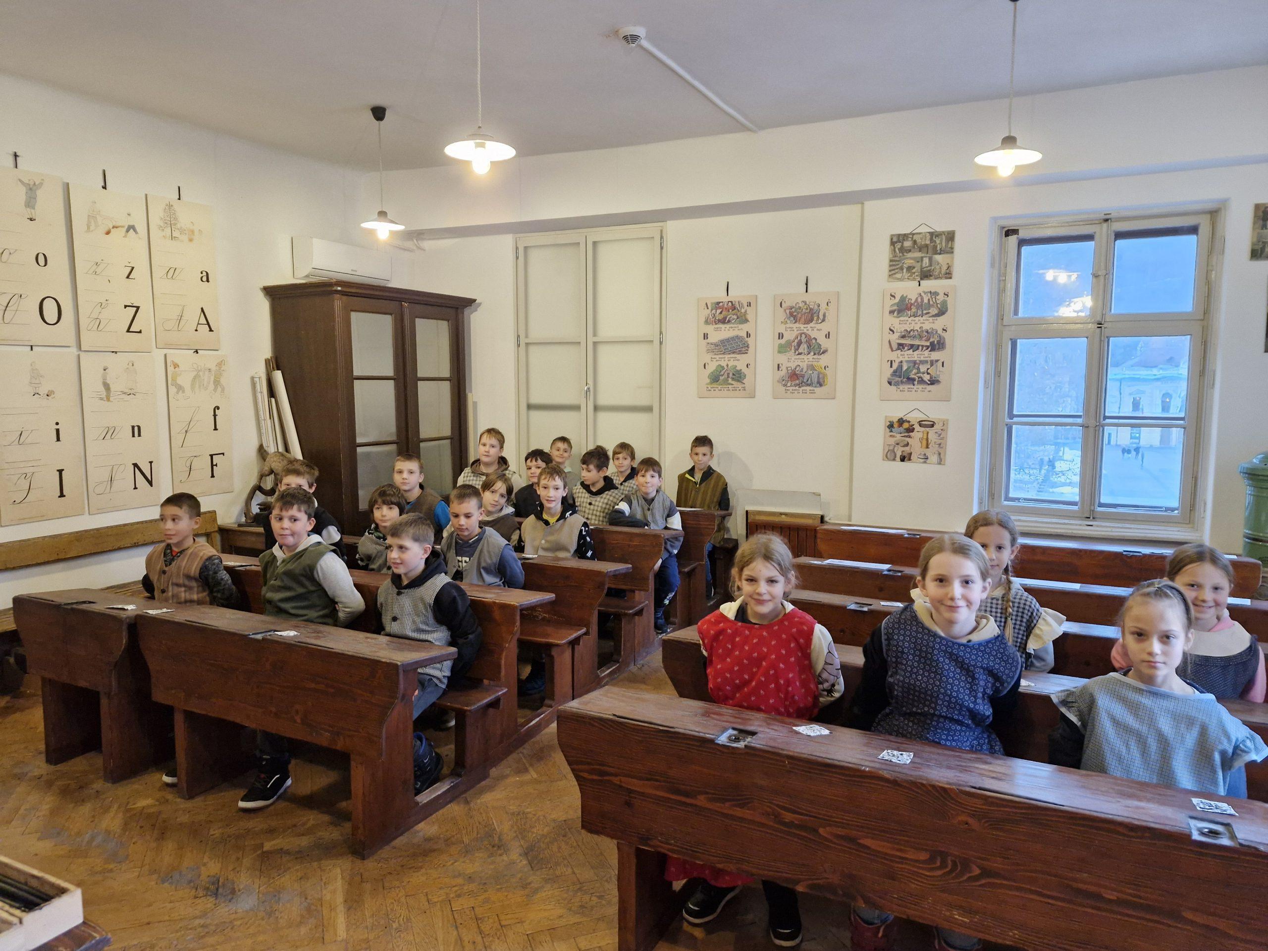 Učenci 4. razreda pri učni uri lepopisa