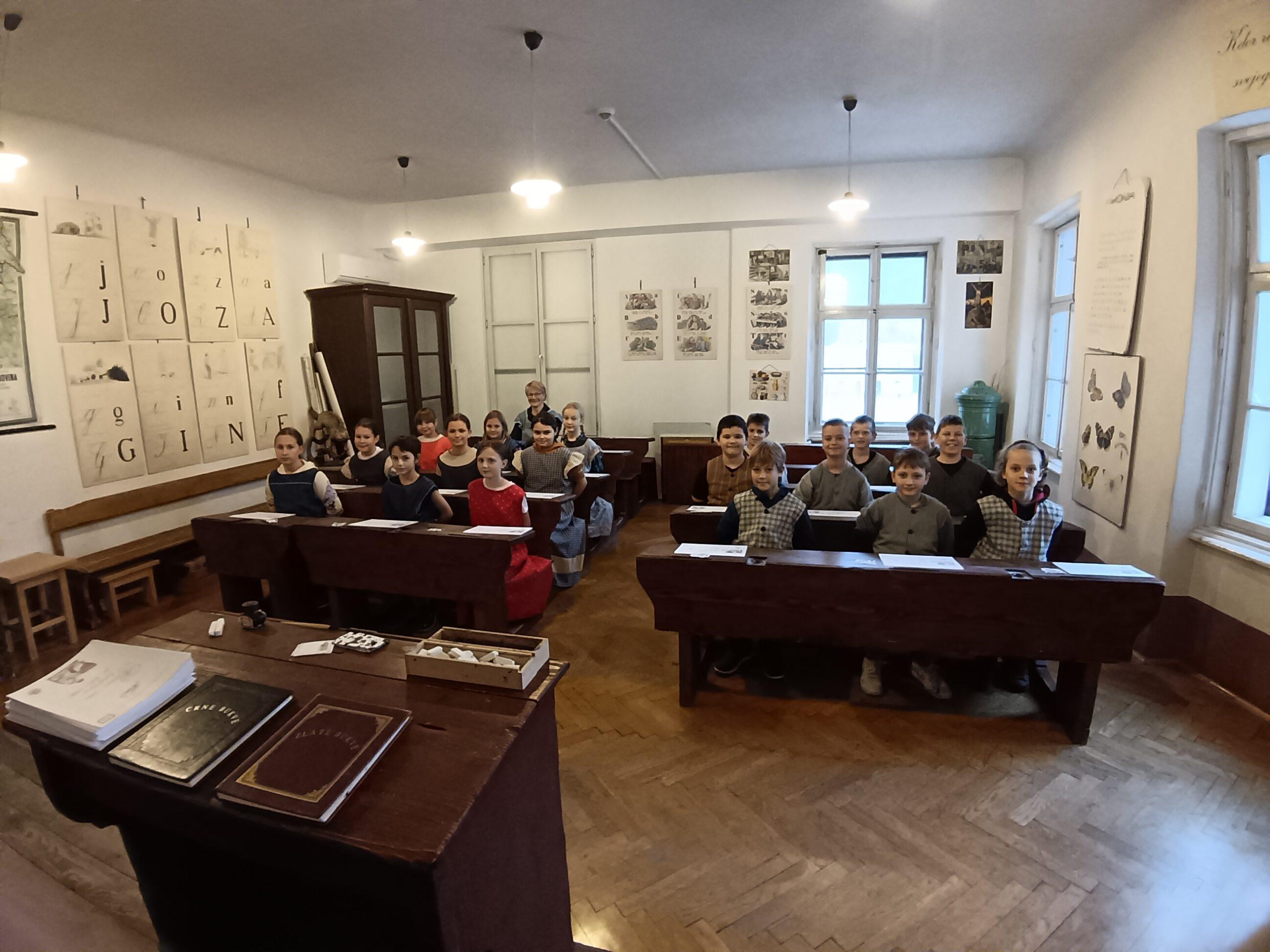 Učenci 4. razredov pri učni uri lepopisa