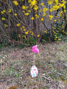 Pisan papirnat pirh obešen na grmu.