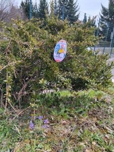 Pisan papirnat pirh obešen na grmu.