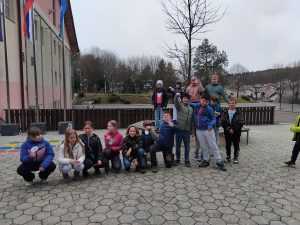 Učenci OPB na šolskem dvorišču 4 po lovu na pirhe.