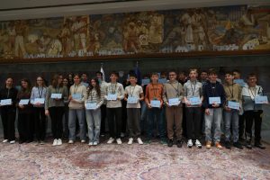 Na fotografiji so učenci 8.razreda v parlamentu Republike Slovenije.