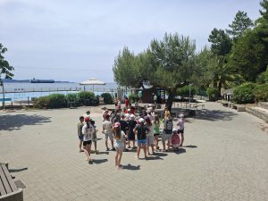 Učenci poslušajo razlago voditeljice o morskem svetu.