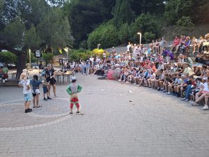 Učenci se igrajo na nogometnem igrišču.