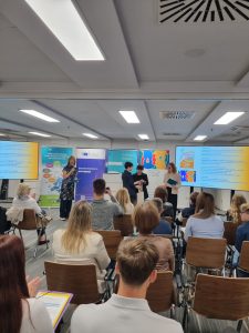 Urška Drobnič v Hiši EU na praznovanju evropskega dne jezikov 23. 9. 2026 prevzema priznanje za odličen prspevek v pedagoškem forumu o evropskem dnevu jezikov 2025.