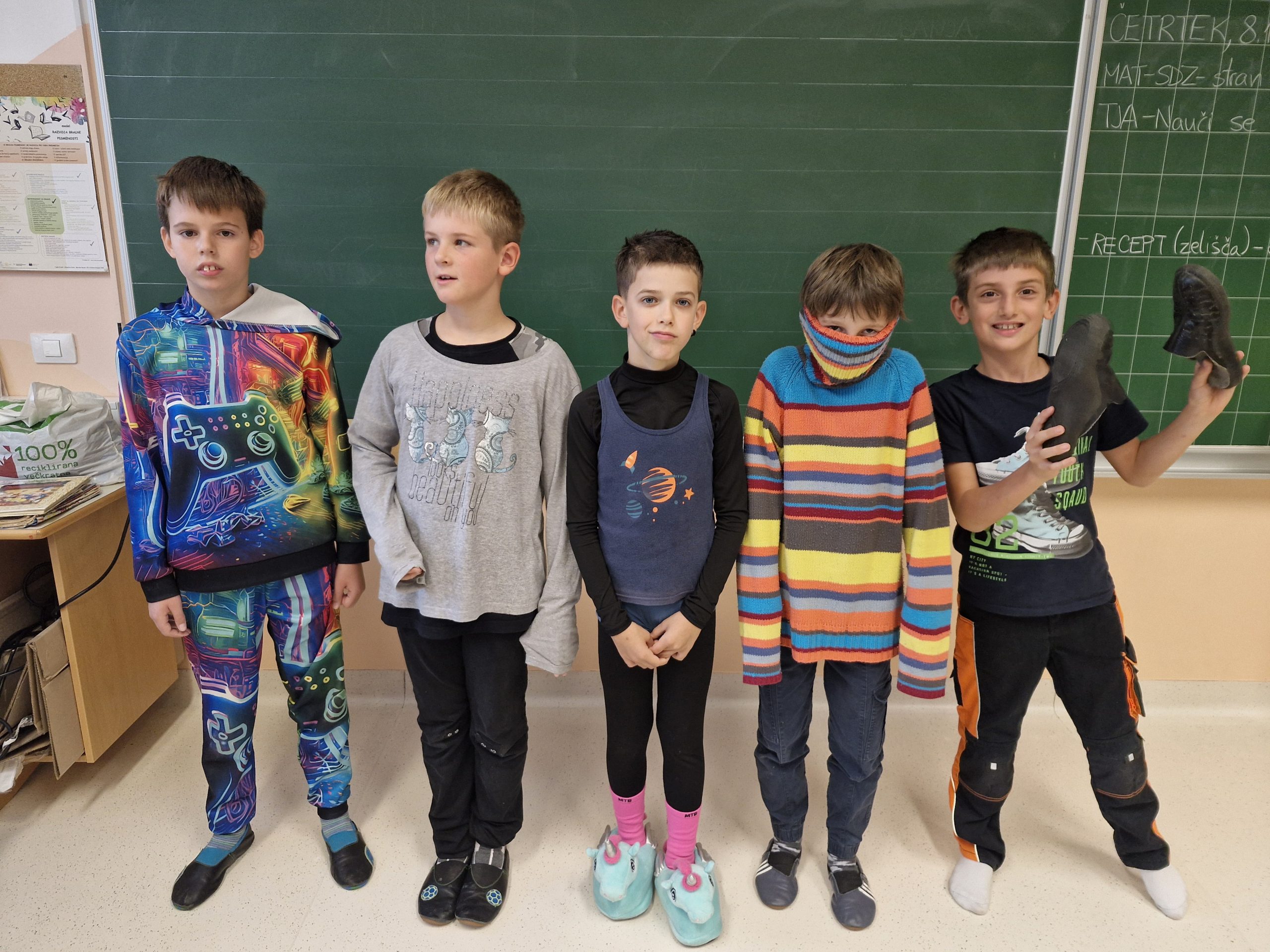 Zanimiva oblačila učencev 4. a razreda. 