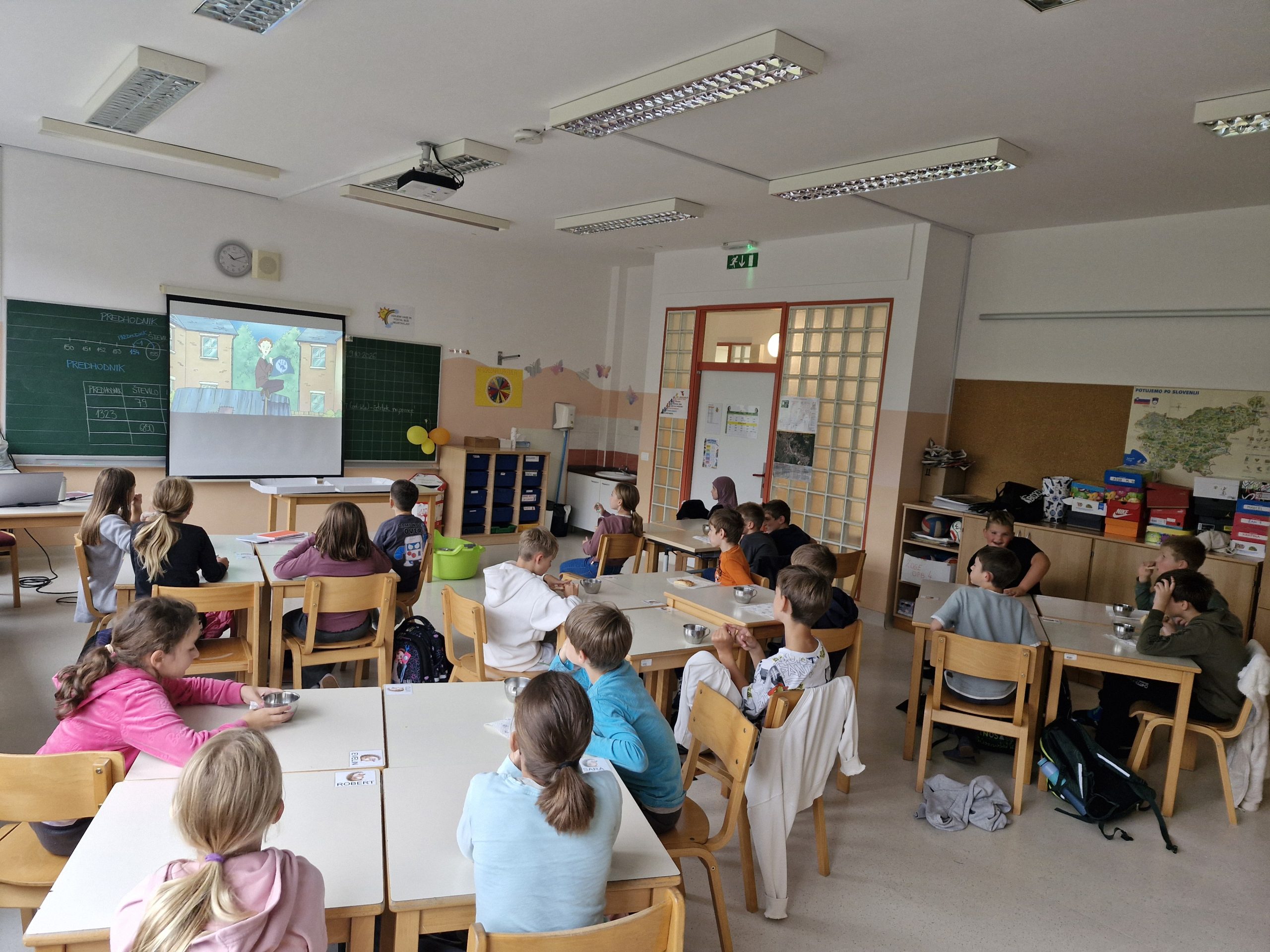 Učenci 4. a razreda ob gledanju risanke med odmorom. 